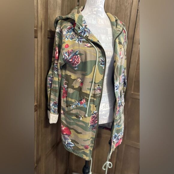 Women’s AMT Camo/Floral Hooded Jacket. - Picture 1 of 7